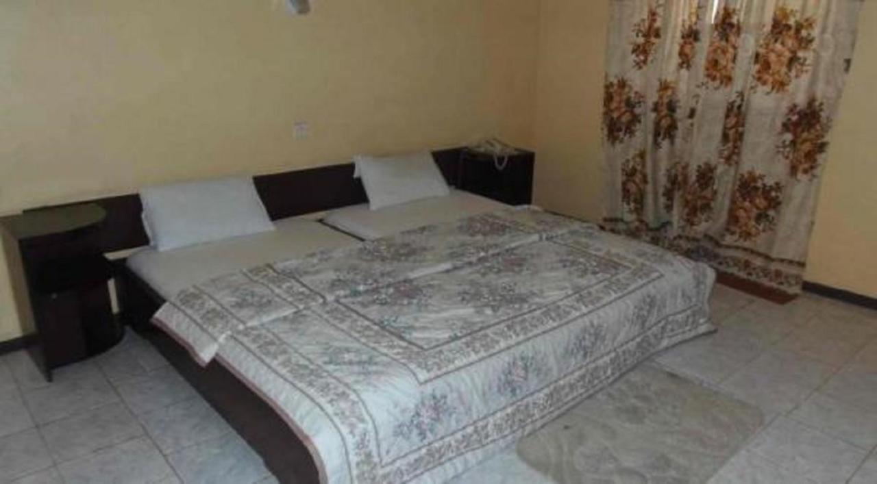 Global Summer Hotel Аккра Экстерьер фото